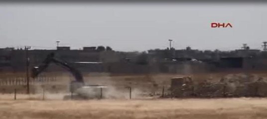 Türk askeri mayınlı araziye girdi hendek kazıyor