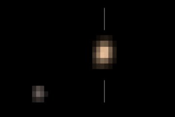 Plutón y su luna Caronte en movimiento y color