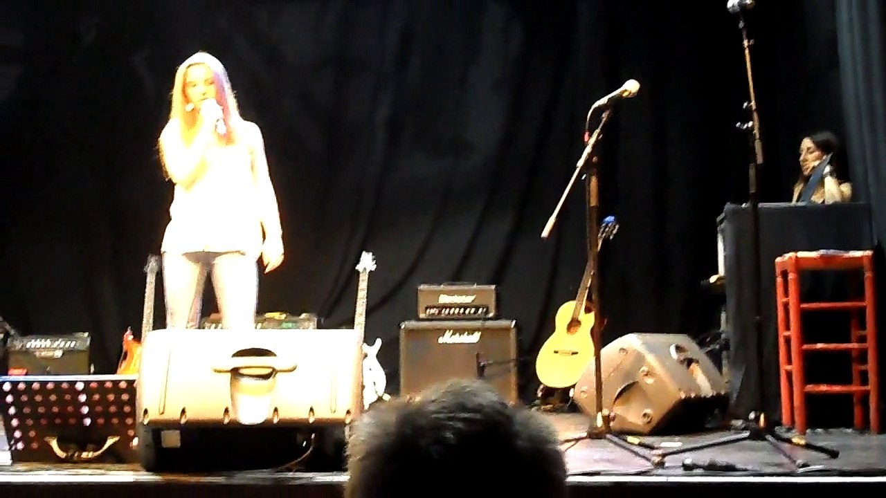 2015 06 20 - Lola Gala ICEM 2015 - chapeau rouge