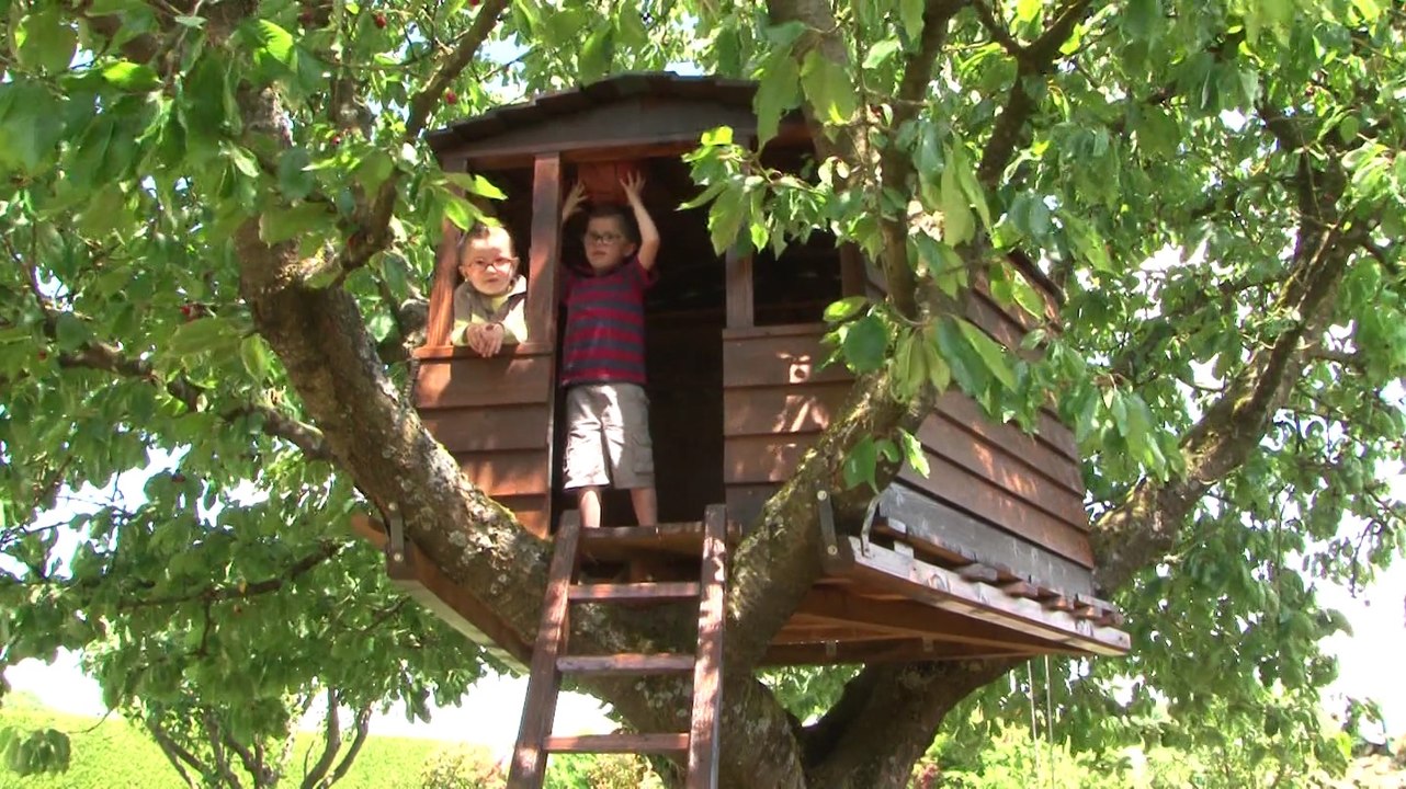 La cabane perchée de nos quatre p'tits loups.  Juin 2015
