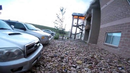 Il vient pour filmer un feu d'appartement et sauve 3 chiens