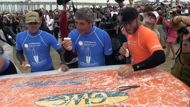 Record du plus grand nombre de personnes sur... une planche de surf
