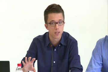 Podemos acusa a PSOE de competir por tamaño bandera