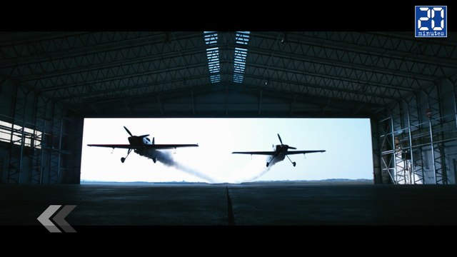 Deux avions traversent un hangar côte à côte. - Le Rewind du Lundi 22 Juin 2015