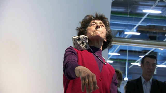 Esther Ferrer : Mallarmé révisé - Performance réalisée dans le cadre du vernissage du Nouveau festival 2015 / Air de jeu - le 15 avril 2015