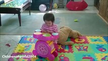 Vicky baby plays drum in rock band! Funny baby video Lustiges baby video divertente bambino