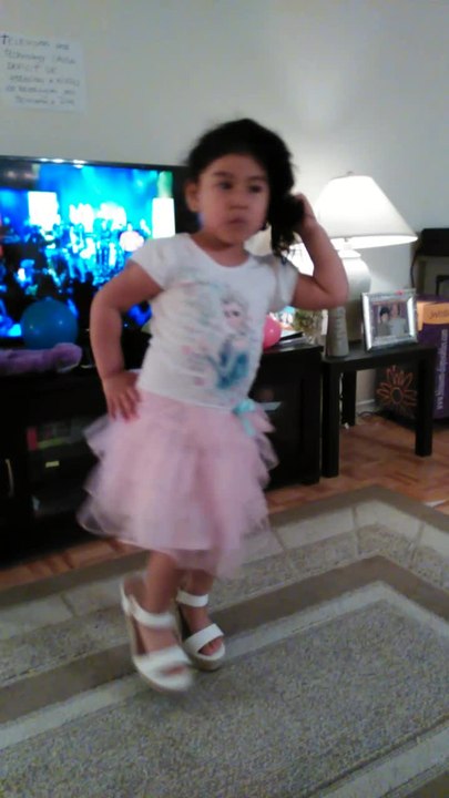 4-year-old adorably dances to salsa music