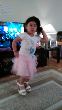4-year-old adorably dances to salsa music