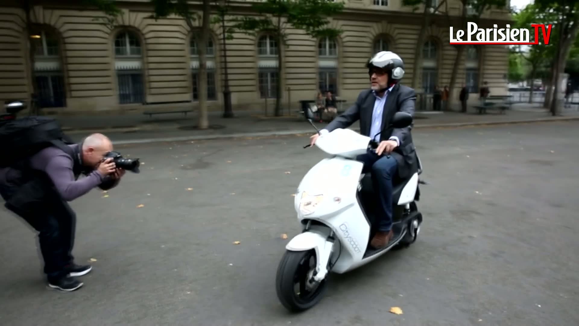 Après l'autolib', Paris lance le scooter électrique en libre-service -  Vidéo Dailymotion