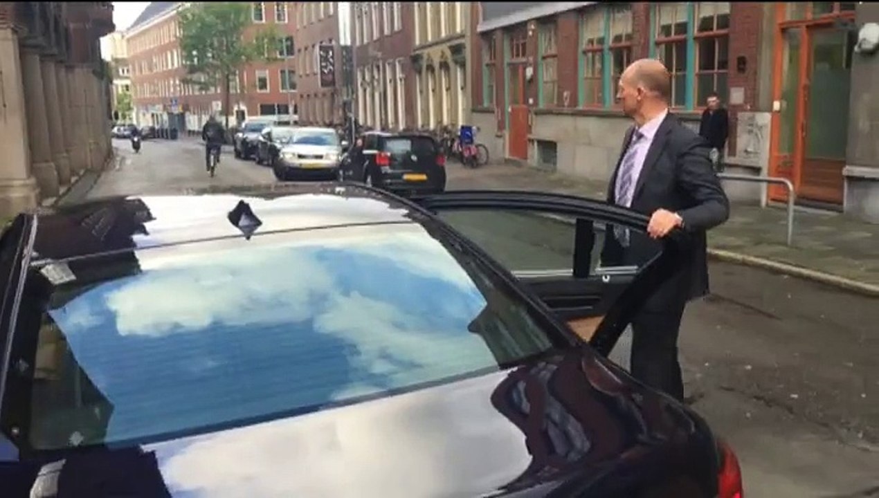 Minister Kamp komt aan bij provinciehuis - RTV Noord