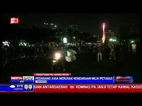 Ratusan PKL Serang Satpol PP di Kawasan Monas