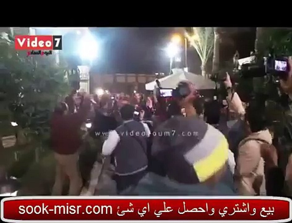 عادل إمام يعنف شاب حاول التقاط «سيلفى» معه بعزاء نادر جلال ليه كده
