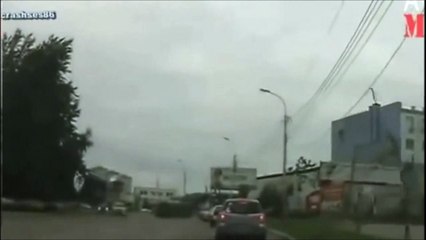 АВАРИЯ В ГОРОДЕ МАШИНА НА БОК