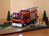 a miniature Premier Secours Renault Mildlum Sapeurs Pompiers Paris 1/43 ème leds fire dept