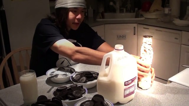 200 Oreo Tower Challenge (12,000+Cals)