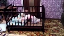 Un enfant s'échappe de son lit à barreaux