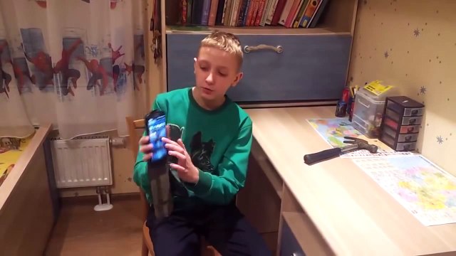 Tester la coque de son téléphone avec un marteau