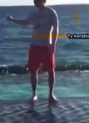 جيرارد بيكيه يتقمص دور روميو و يغني لشاكيرا في جزيرة فوكلاند