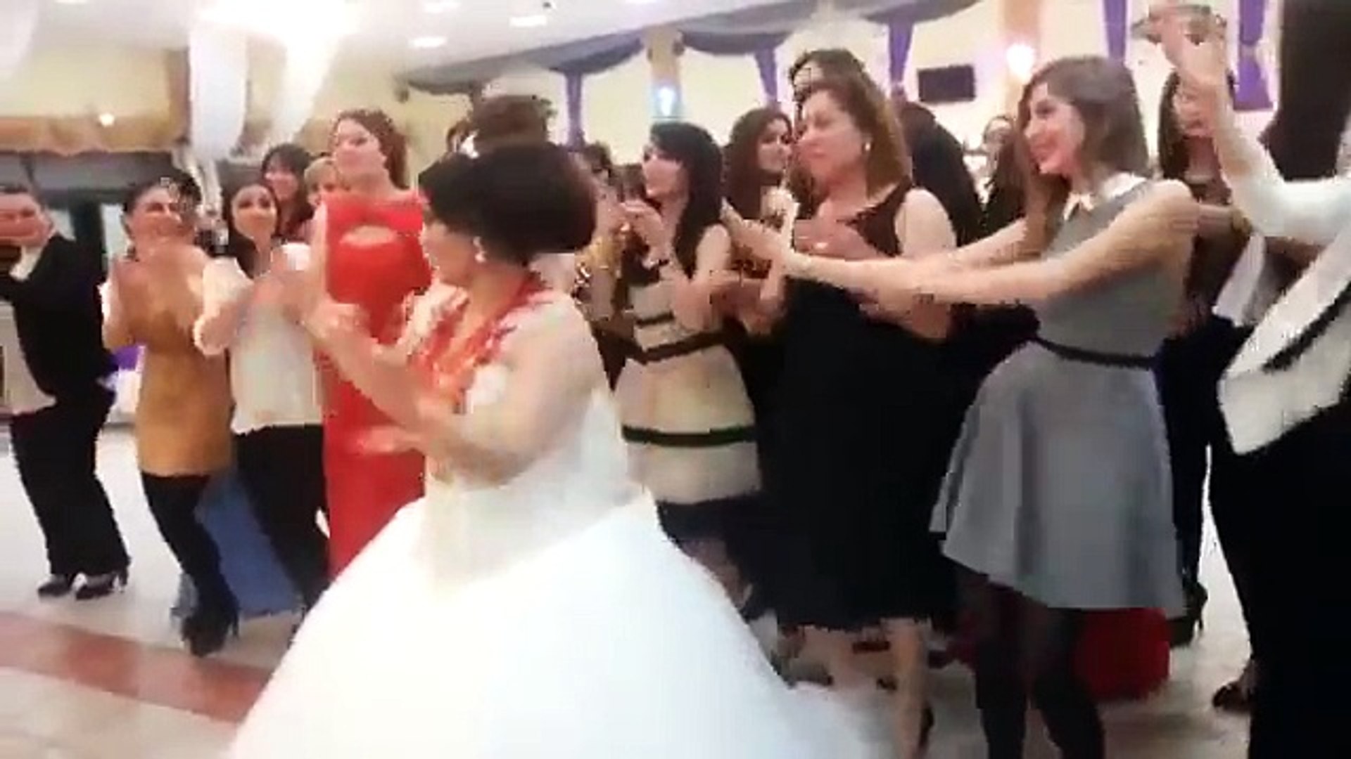 تحدي رقص في عرس تركي بين النساء والرجال - video Dailymotion