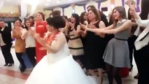 تحدي رقص في عرس تركي بين النساء والرجال
