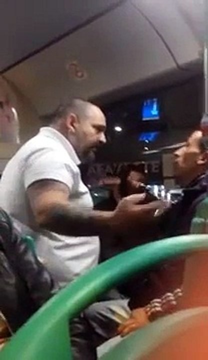 Un pervers se fait remettre à sa place par un chauffeur
