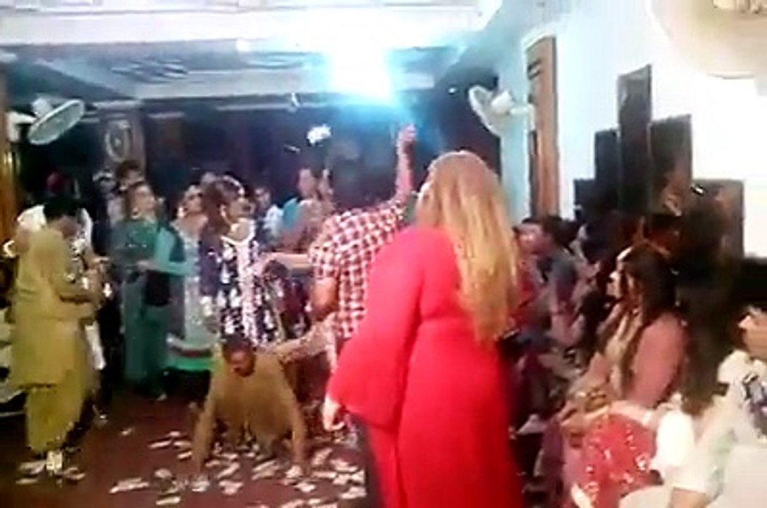 Pakistani mujra Dance By 18 year Girls