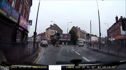 Un ado débile balance son sac sur la route
