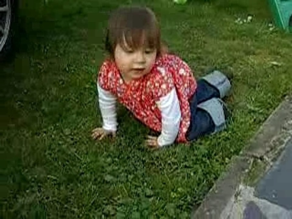 Je joue dans le jardin...