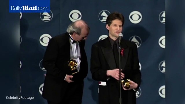 James Horner reçoit une récompense pour la musique de Titanic en 1997