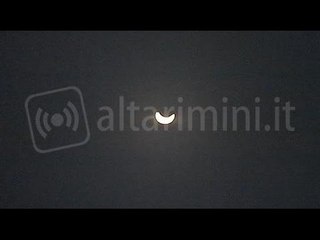Il sole nero oscura Rimini, le immagini dell'Eclissi