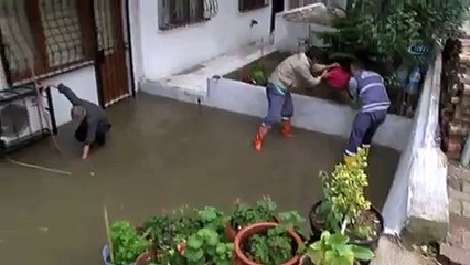 Sağanak yağış rögarları patlattı, evleri su bastı