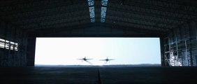 Deux avions volent à travers un hangar