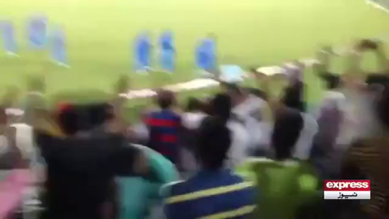 BANGLADESHI Crowd nay muka mauka kar k KUTAY wali kar di india ki