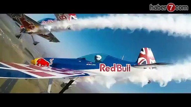 Pilotların 300 km hızla hangardan uçarak geçmesi