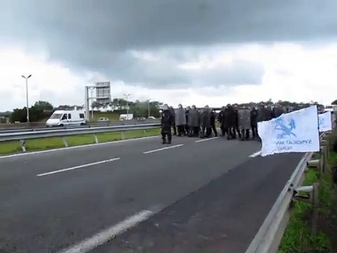 CALAIS - Les marins de My Ferry Link bloquent le port et le tunnel sous la Manche