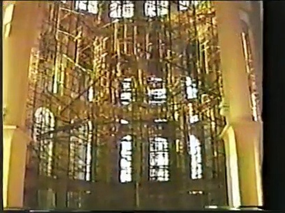 Ibáñez pintando el mural La Salvación del Mundo