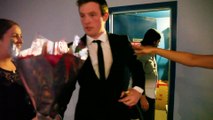 Aussie guy proposes to girlfriend in packed cinema. Best wedding proposal EVER!