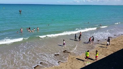 Granville : premier bain de l'été pour les élèves de Sévigné !