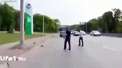 Mann rettet Küken von viel befahrener Straße