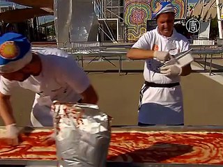 В Италии испекли самую длинную пиццу в мире