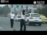 Драка полицейских девушек на дороге