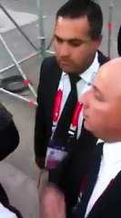 Mira cómo censuraron pancarta contra Maduro en el partido Venezuela-Brasil