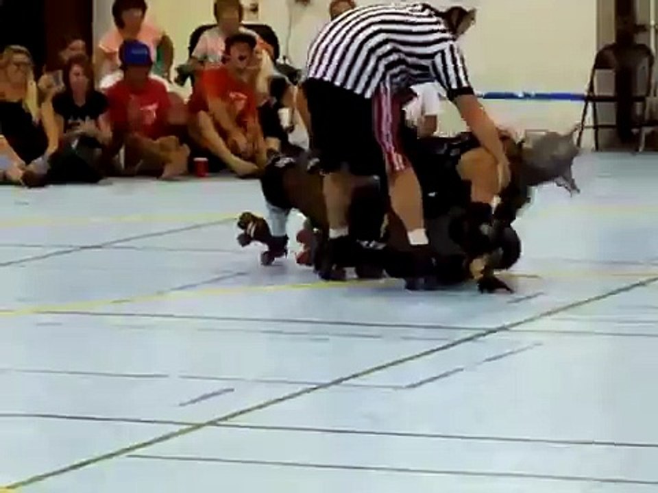 molly rogers roller derby girl fight