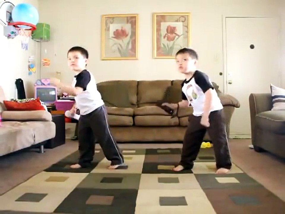 Danse de deux petits jumeaux