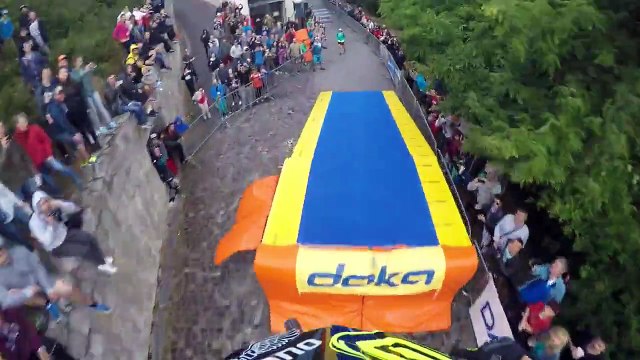 Une descente de VTT interrompue par des néo-nazis