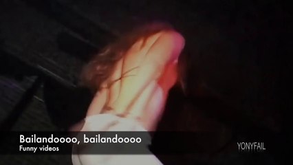 Bailarina en una mesa se resbala (video de risa)