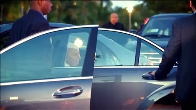 Sepp Blatter et ses courtisans - Extrait du documentaire : FIFA, le dossier noir de Blatter