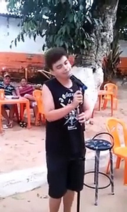 Un chanteur de Karaoké se prend pour WHITNEY HOUSTON et il a le niveau