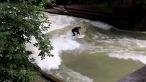 Session de surf en plein munich sur le fleuve ! ( Eisbachsurfen - München )