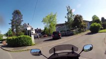 Un motard prend en chasse un chauffard